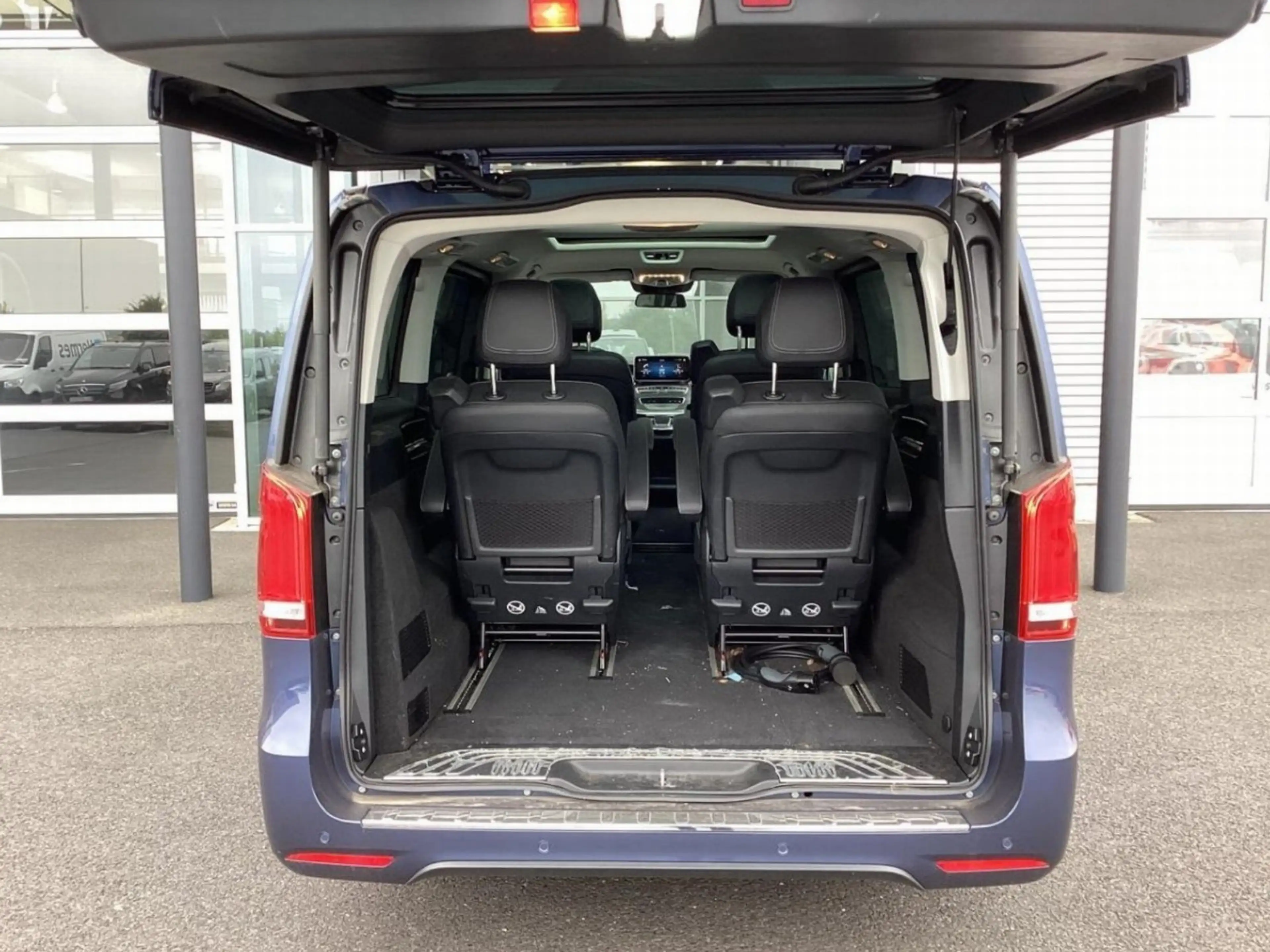 Mercedes-Benz EQV 300 EQV300 AVANTG Edition AIRMATIC Pano DISTR Sitzkl — photo 4