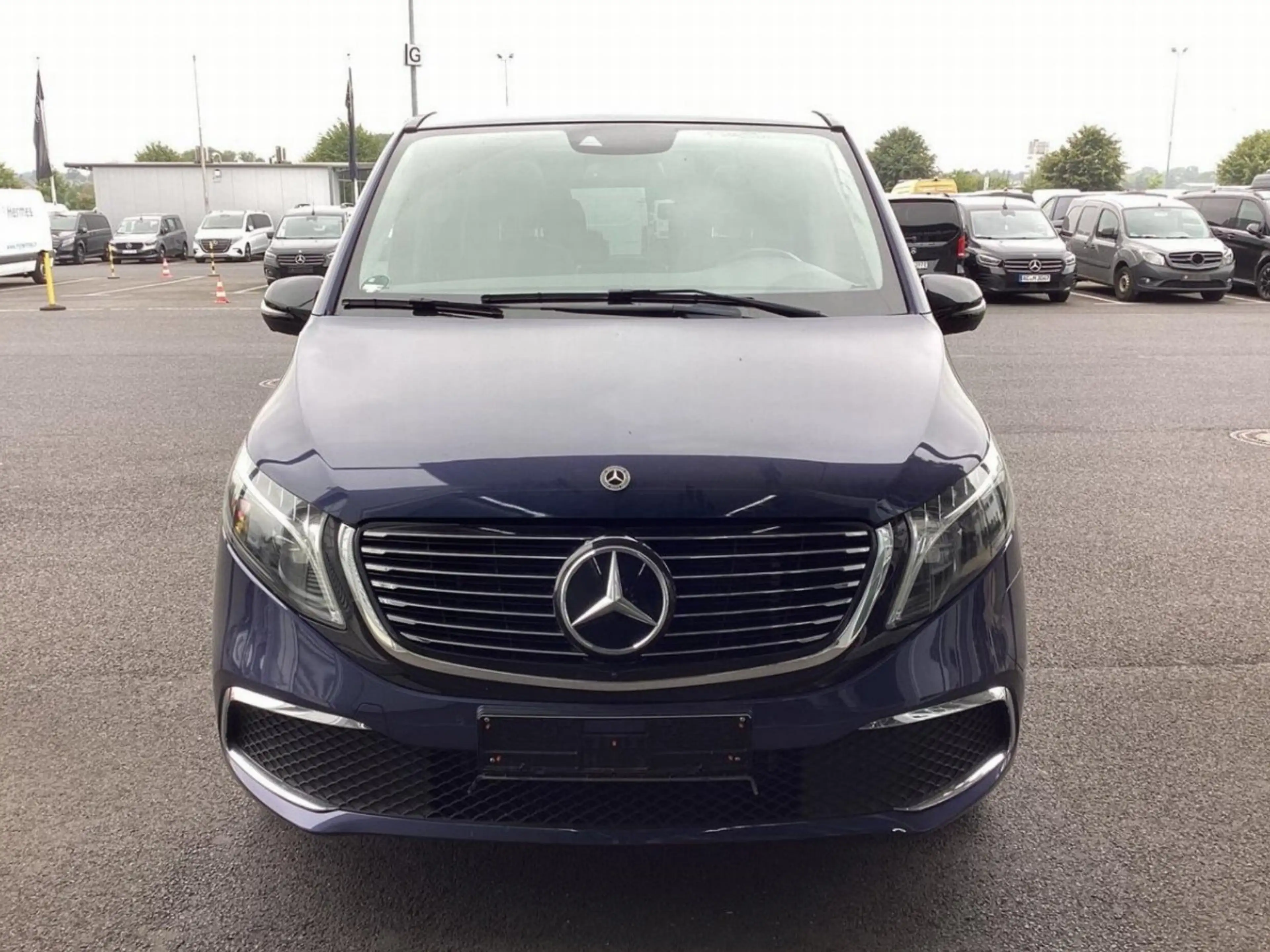 Mercedes-Benz EQV 300 EQV300 AVANTG Edition AIRMATIC Pano DISTR Sitzkl — photo 7