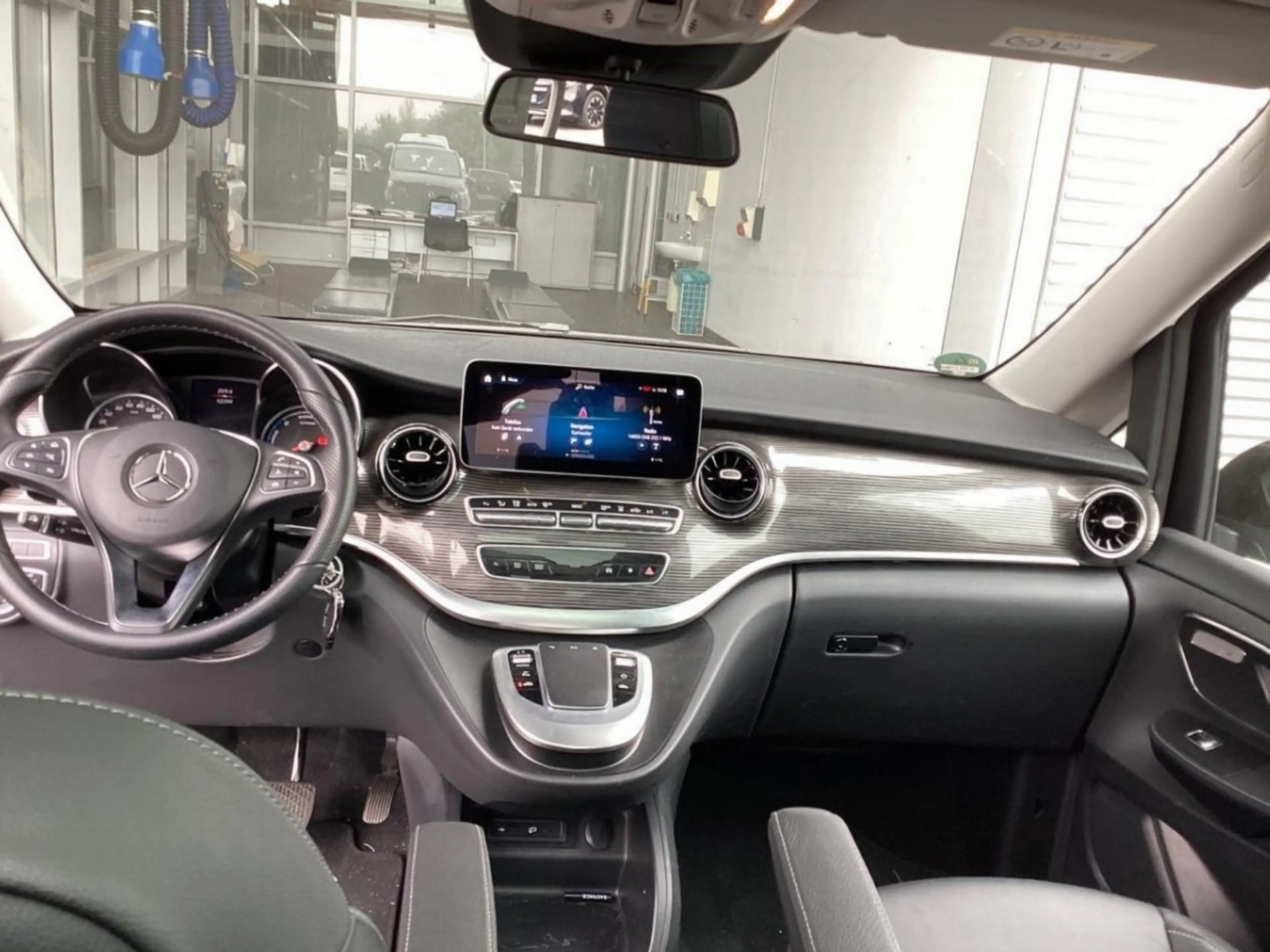 Mercedes-Benz EQV 300 EQV300 AVANTG Edition AIRMATIC Pano DISTR Sitzkl — photo 9