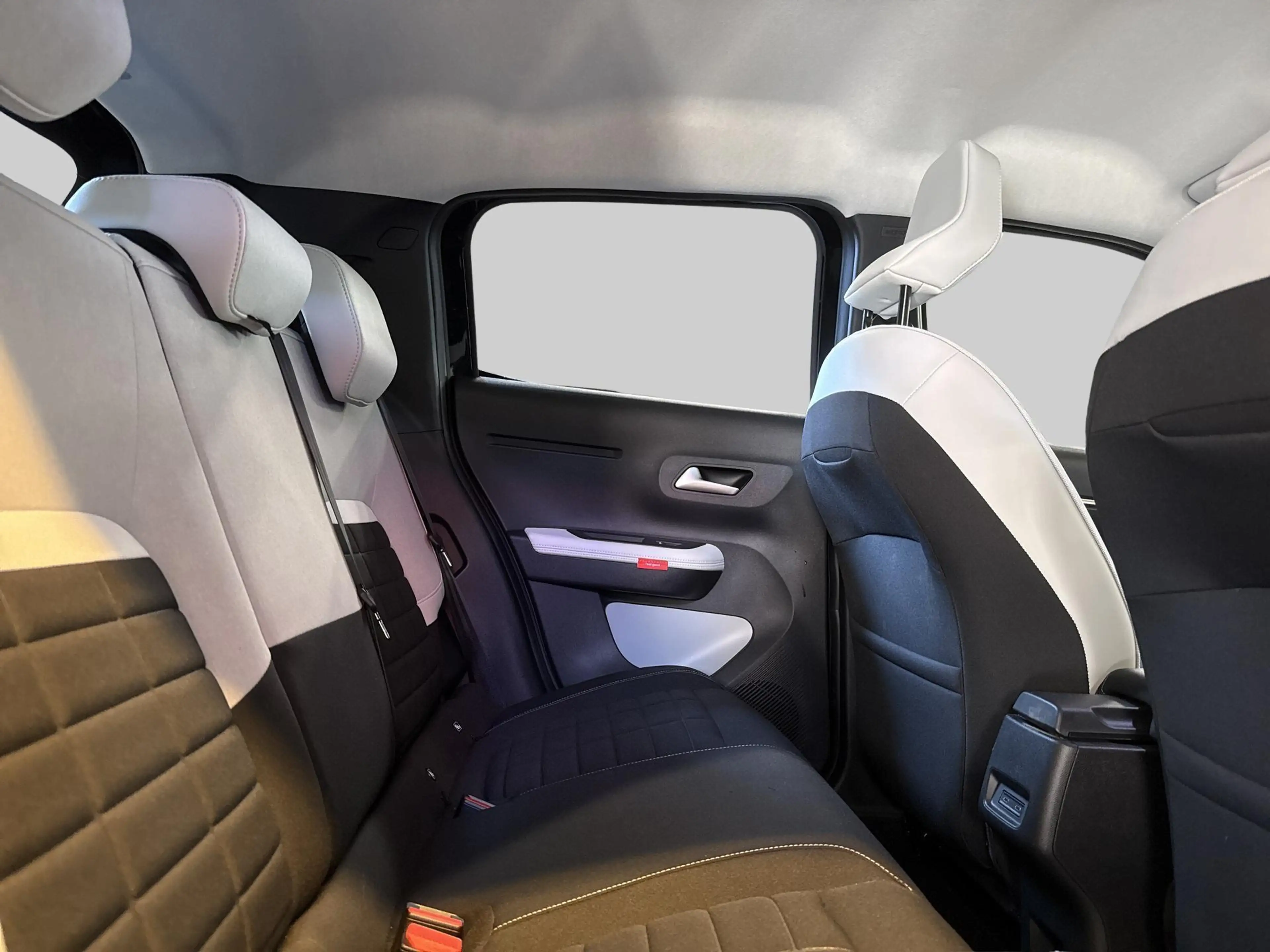 Citroen E-C3 Max 113pk 44 kWh Parkeersensoren V+A | Elektrische — photo 14