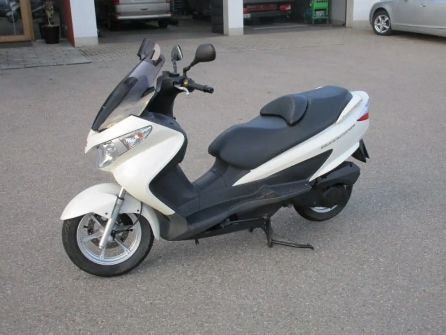 Suzuki Burgman 125 Roller/Scooter in Weiß gebraucht in Tittmoning für €  2.990,-