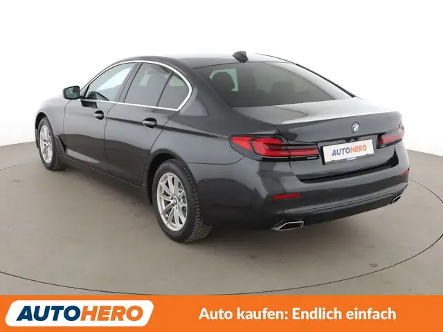 BMW 5 Series view 4