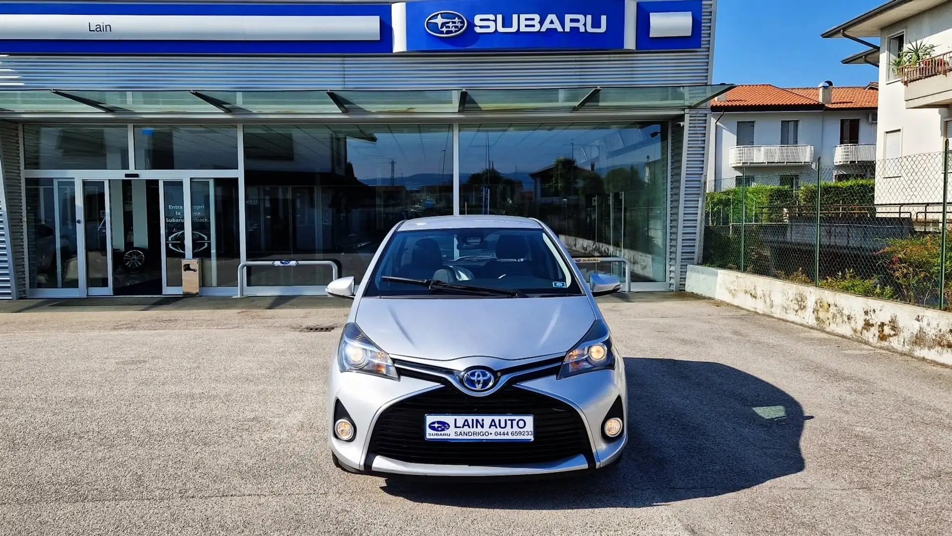 Toyota Yaris 5 porte 1.5h Active Argento - 2