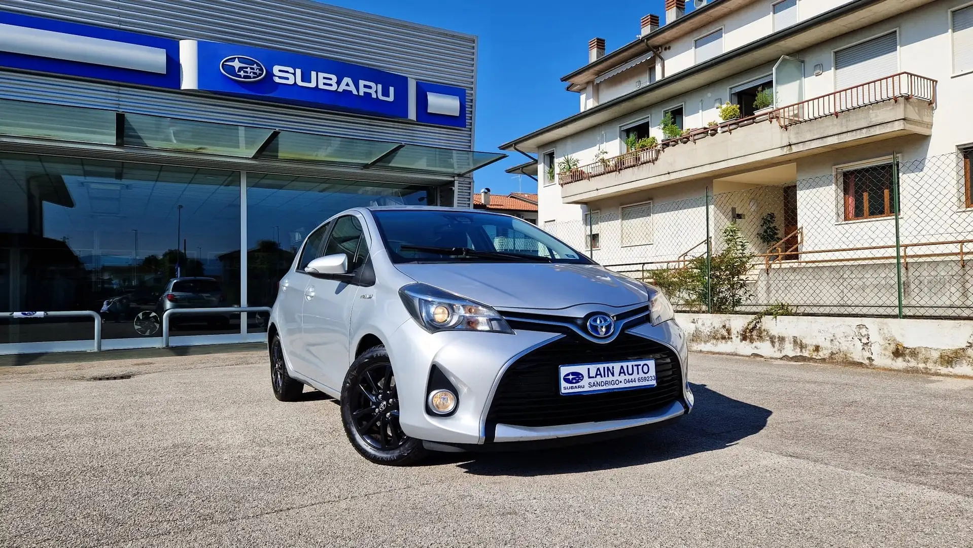 Toyota Yaris 5 porte 1.5h Active Argento - 1