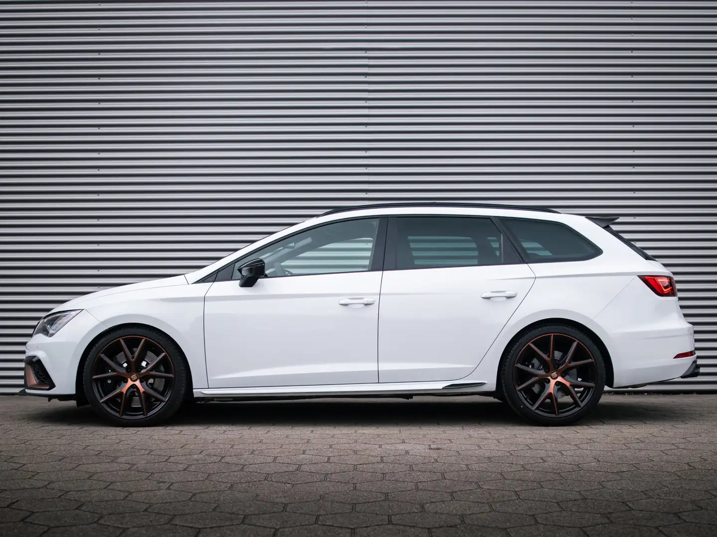 SEAT Leon ST 2.0 TSI CUPRA R 4DRIVE PANO CARBON BREMBO BEATS Blanc - 2