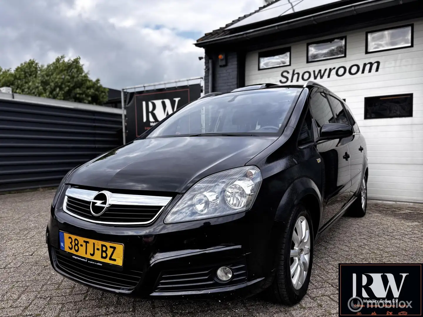 Opel Zafira 1.6 Cosmo CRUISE, CLIMATE, AIRCO, TREKHAAK,7Pers Black - 1
