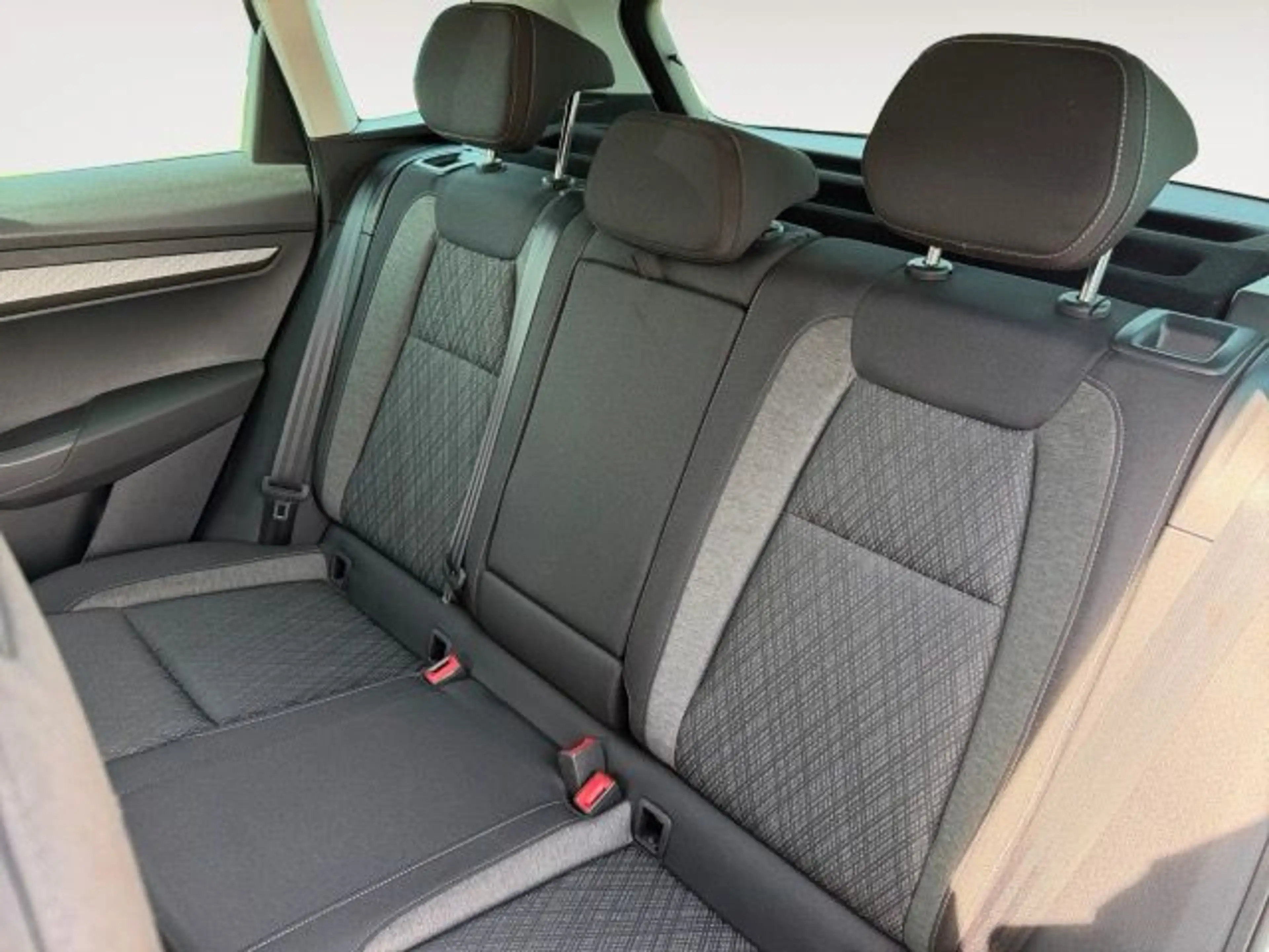 Skoda Karoq 2.0 TDI DSG 4x4 Style Navi,AHK,LM18 — photo 13