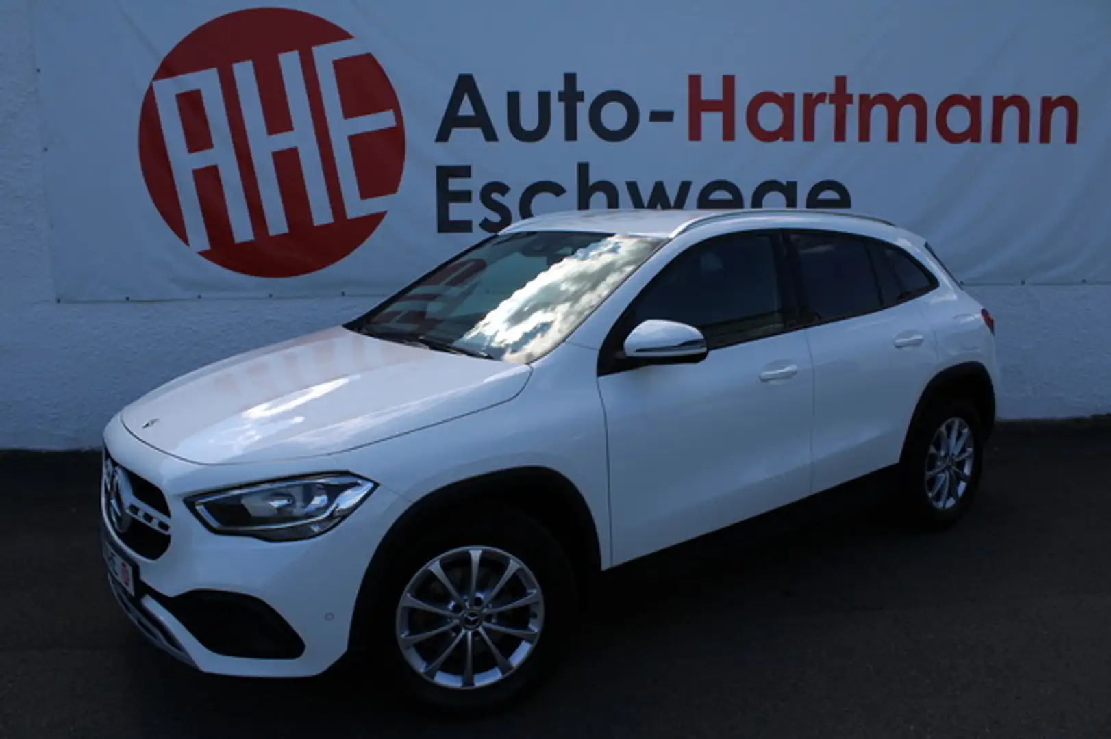 Mercedes-Benz GLA 180 Business Parken Ahk Advanced 17" Nav DAB Weiß - 1