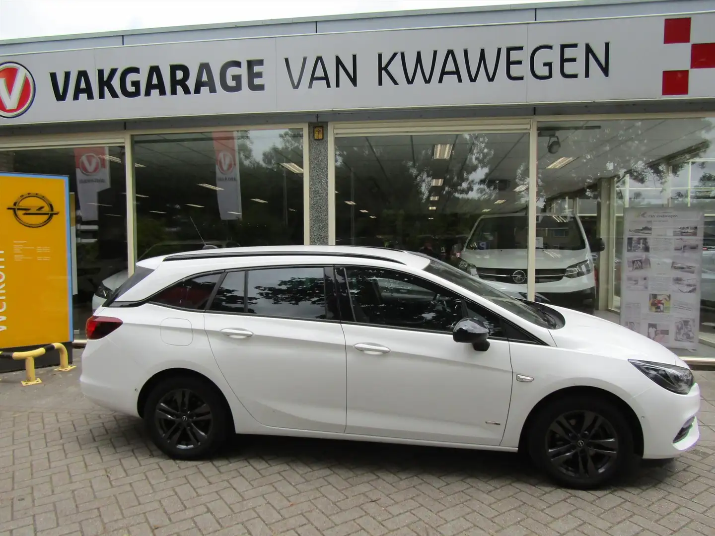 Opel Astra Sports Tourer 1.2 Turbo 110pk NAVIGATIE CAMERA FUL Wit - 2