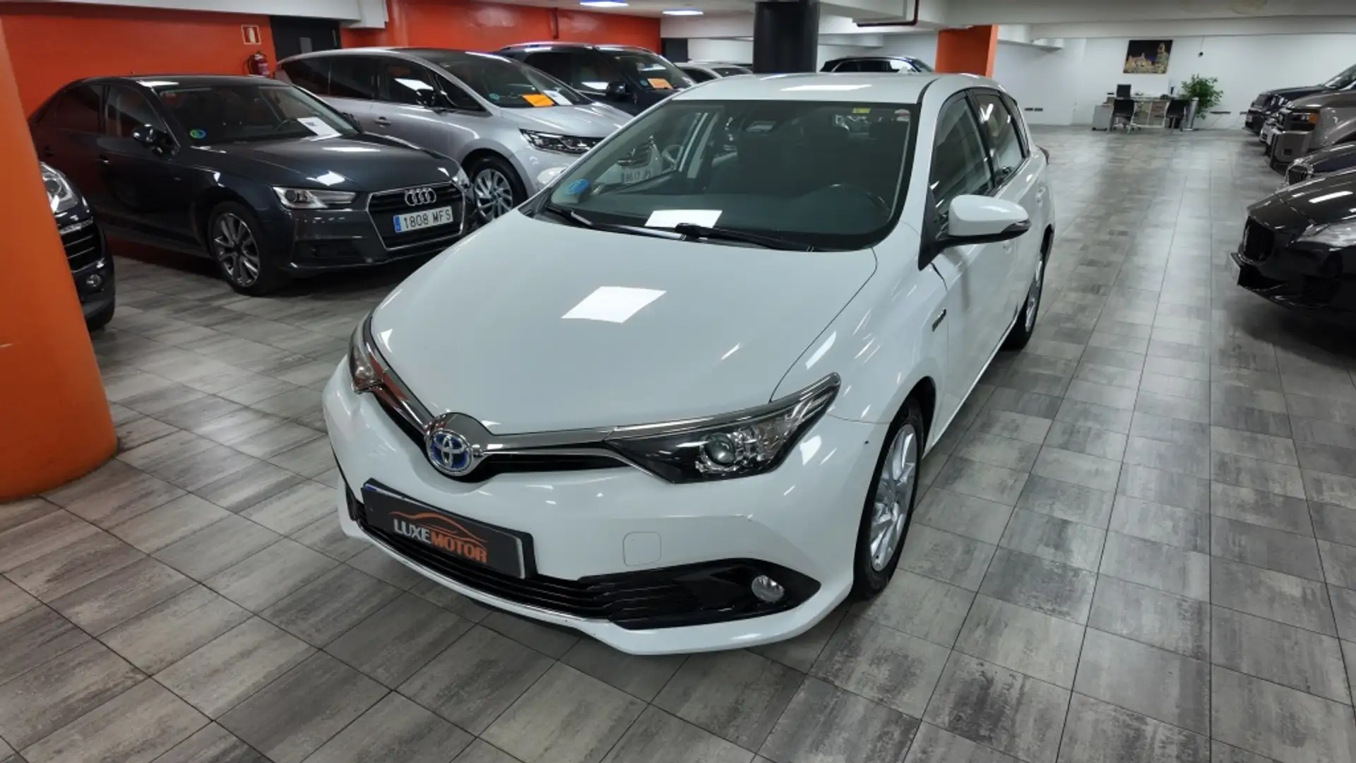 Toyota Auris hybrid 140H Active Blanco - 1