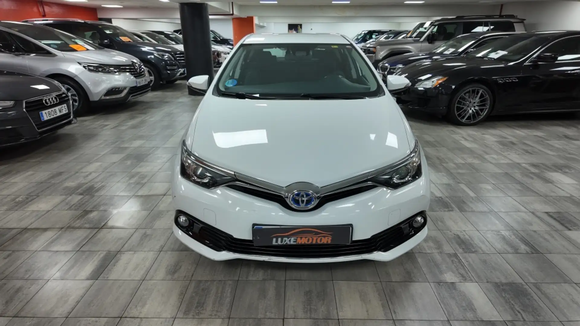Toyota Auris hybrid 140H Active Blanco - 2