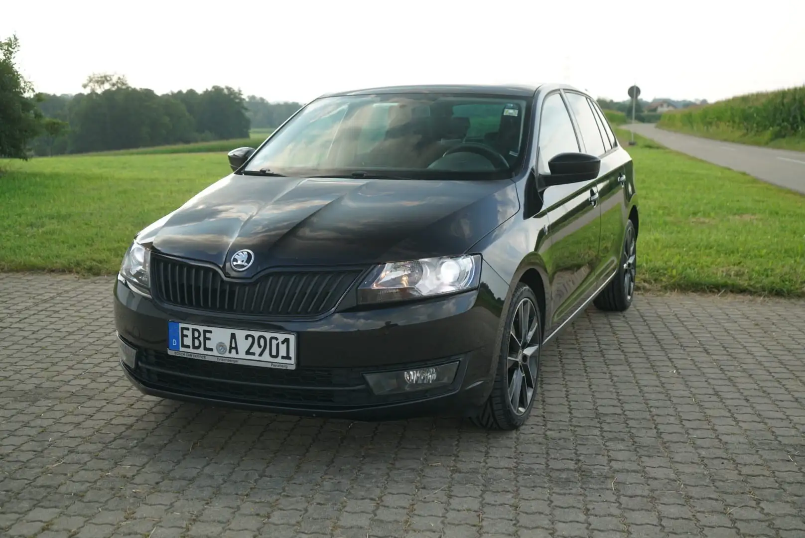 Skoda Rapid/Spaceback Style Plus Schwarz - 1
