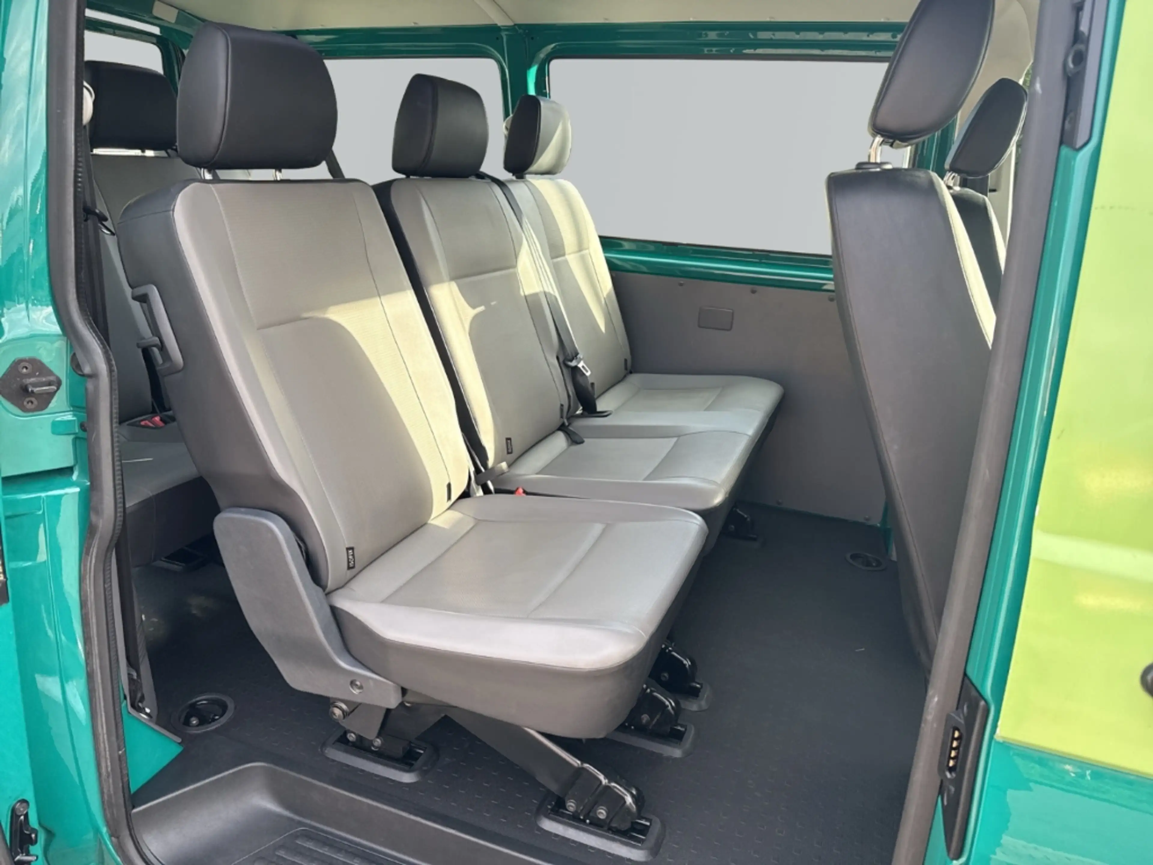 Volkswagen T6.1 Transporter Kombi 2.0 TDI 5-Gang Navi Klima Rückfahrkam. Fernl — photo 9