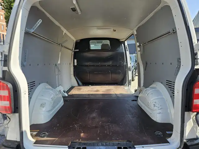 Volkswagen Transporter view 11