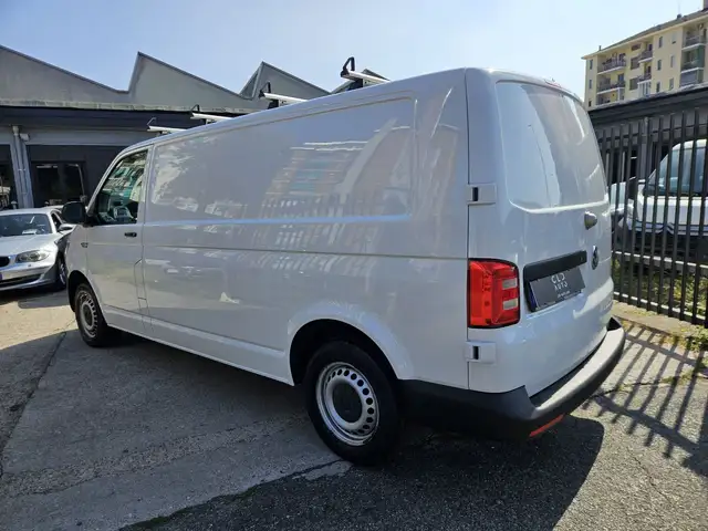 Volkswagen Transporter view 4