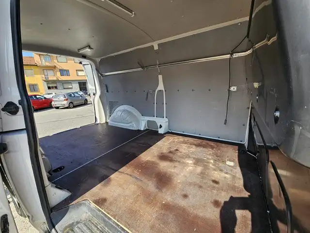 Volkswagen Transporter view 12
