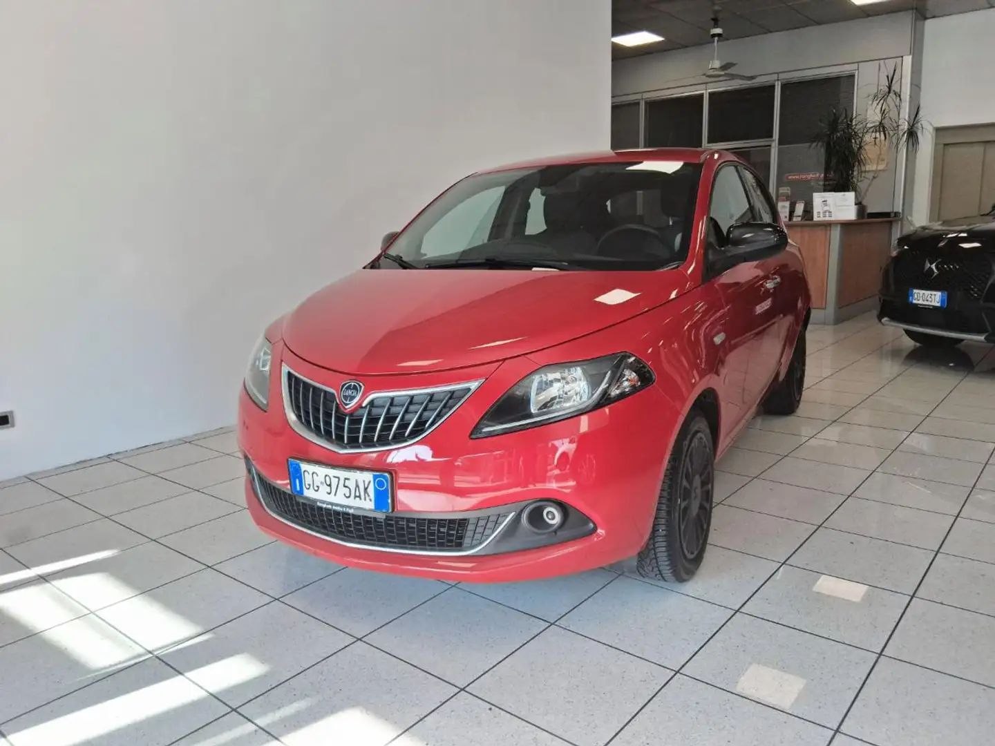 Lancia Ypsilon 1.0 FireFly 5 porte S&S Hybrid Ecochic Gold Rojo - 1