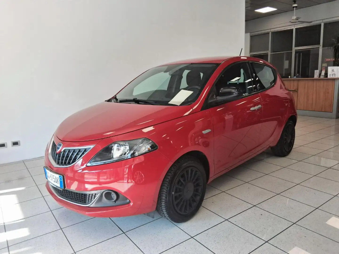 Lancia Ypsilon 1.0 FireFly 5 porte S&S Hybrid Ecochic Gold Rojo - 2