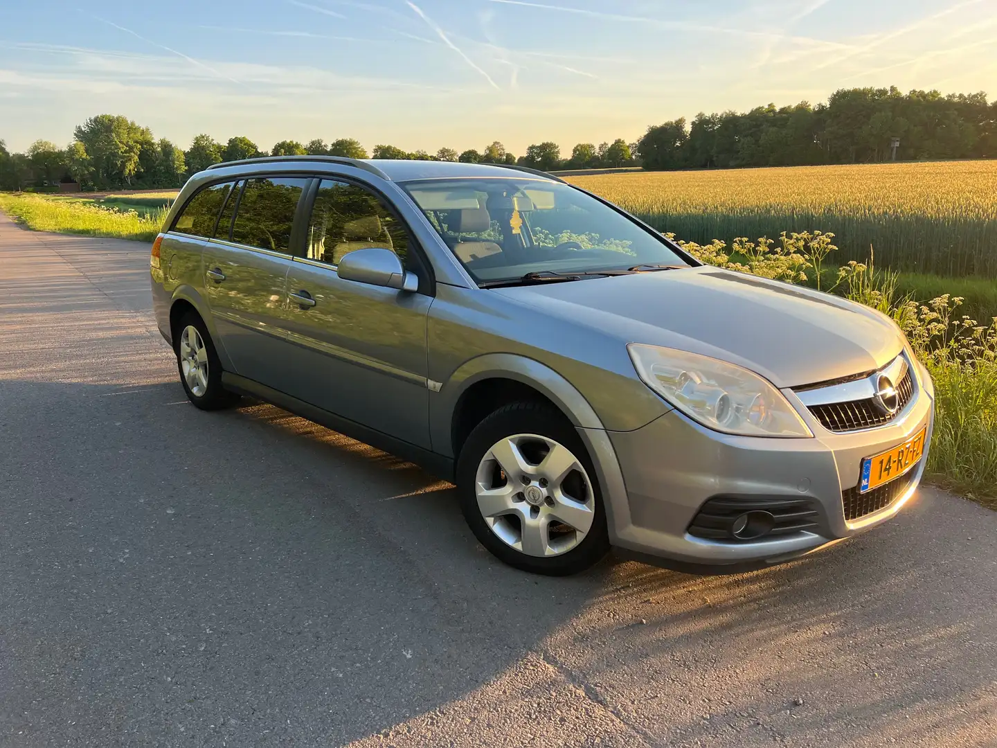 Opel Vectra Vectra 2.2-16V Business Grijs - 2