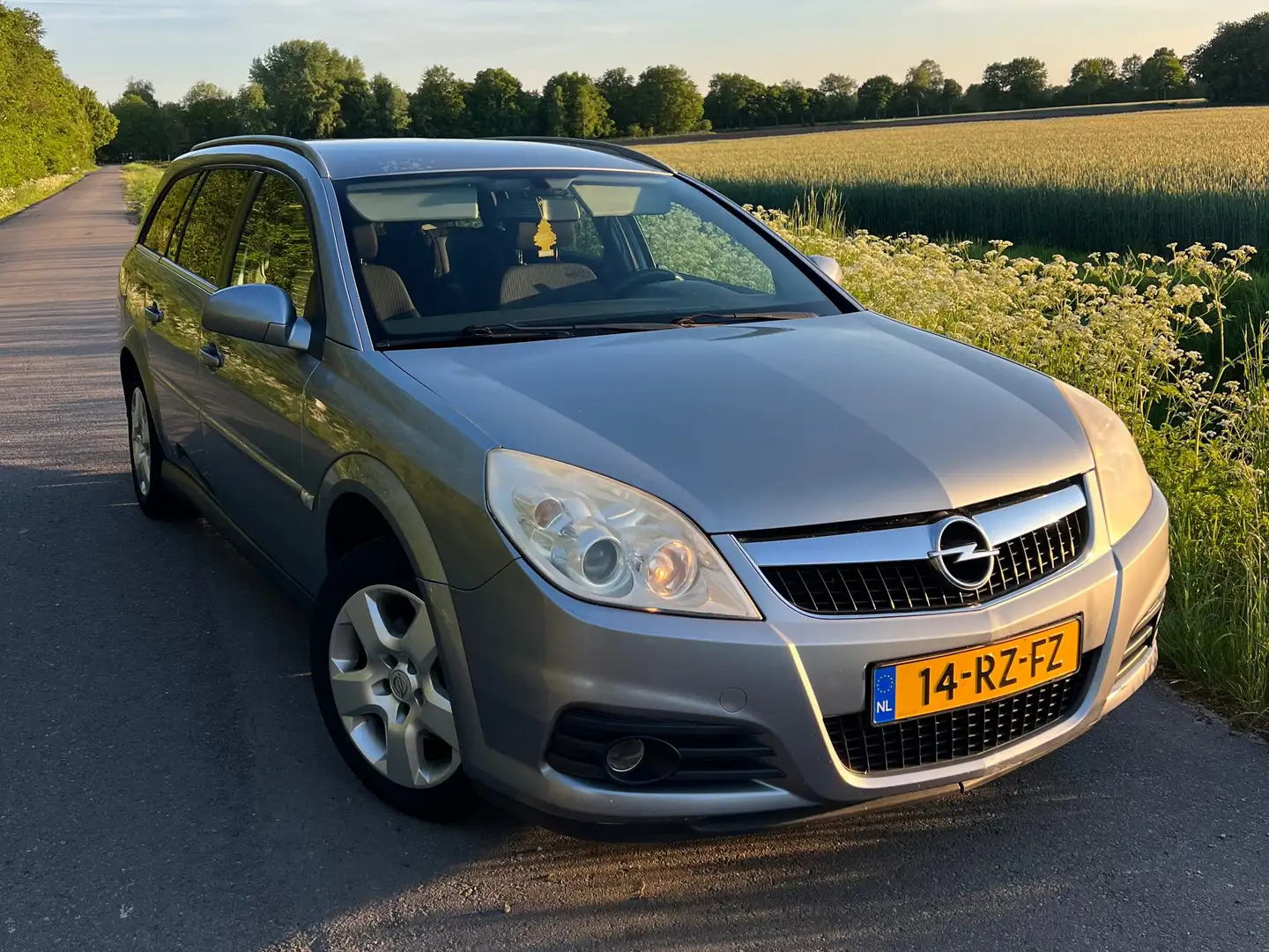 Opel Vectra Vectra 2.2-16V Business Grijs - 1
