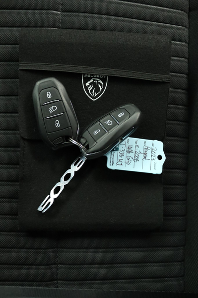 Peugeot e-2008 EV Style 50 kWh 3-Fase | Navigatie | Camera | Clim — photo 9