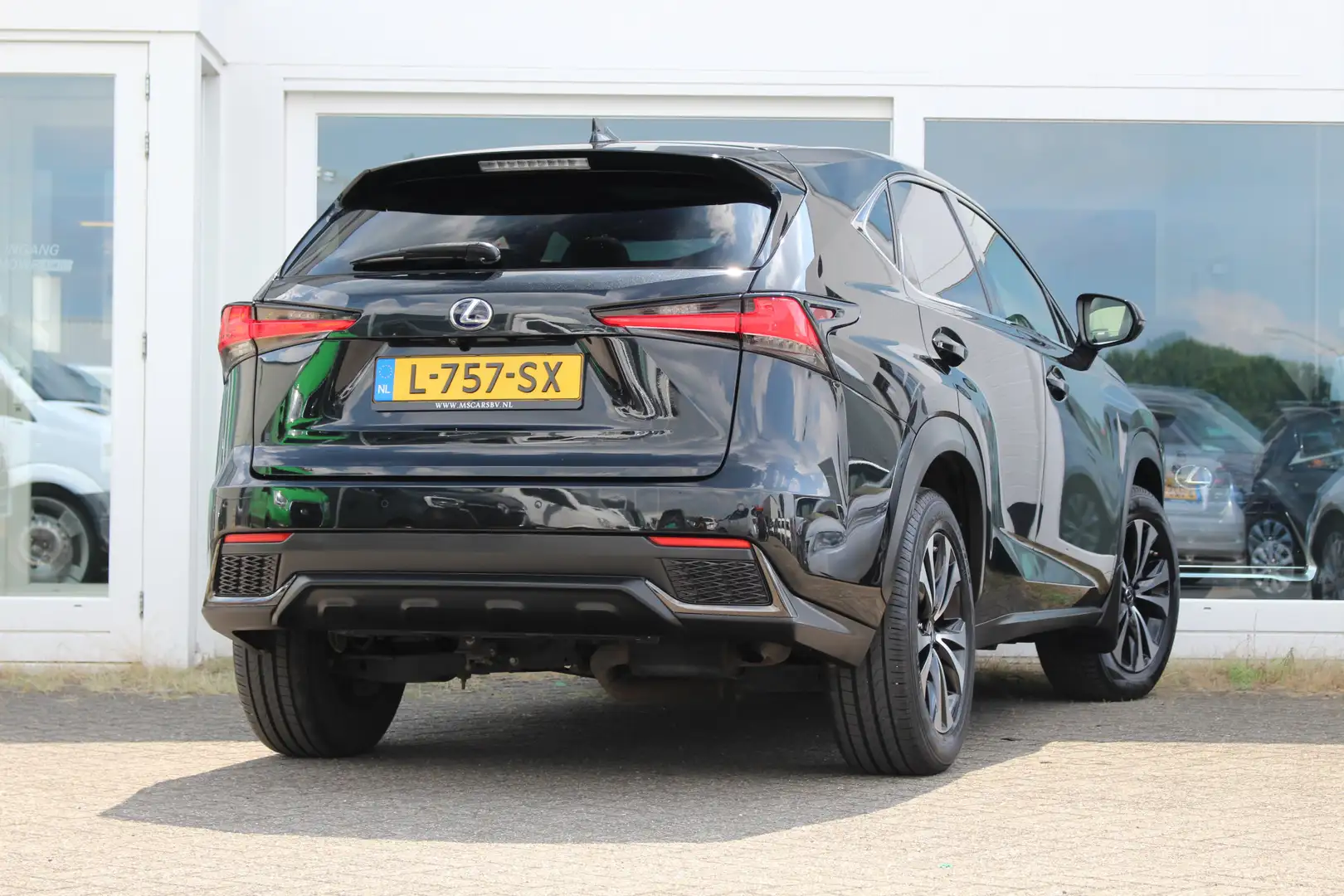 Lexus NX 300h Hybride AWD F-SPORT I Panoramadak I Applecarplay Zwart - 2