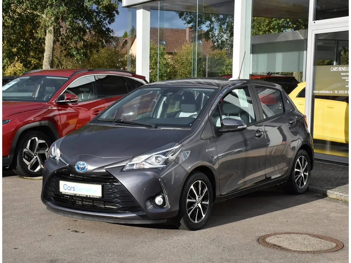 Toyota Yaris 1.5 Hybrid Y-Conic e-CVT REGUL GPS LANE CAM 1°MAIN Gris - 2