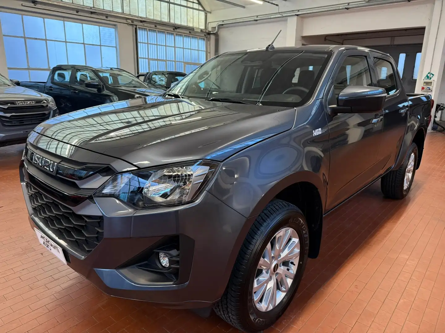 Isuzu D-Max 1.9 td crew N60BB+ 4x4 auto Nuovo Modello 2025 Grigio - 1