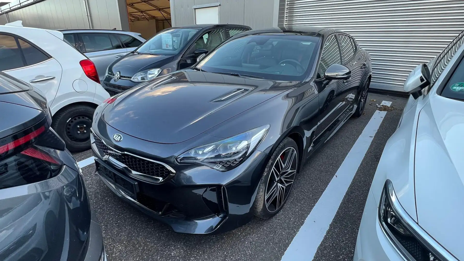 Kia Stinger 3.3 V6 T-GDI GT 4WD Pano|LED|HuD|Navi|Leder|360° Gris - 2