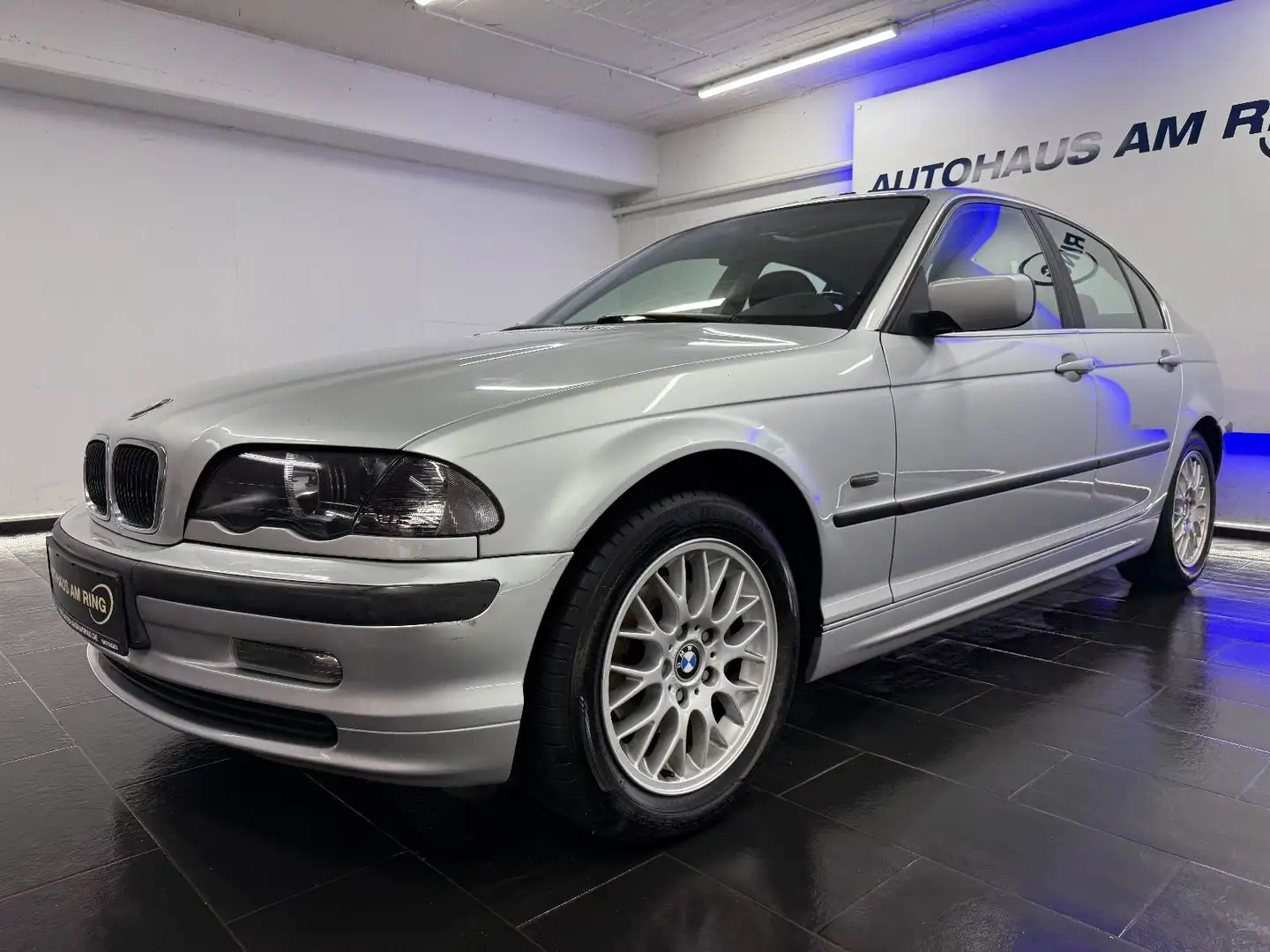 BMW 320 i Lim. Aut. PDC TEMPO SHD ALU AHK KLIMAAUTO Silber - 2
