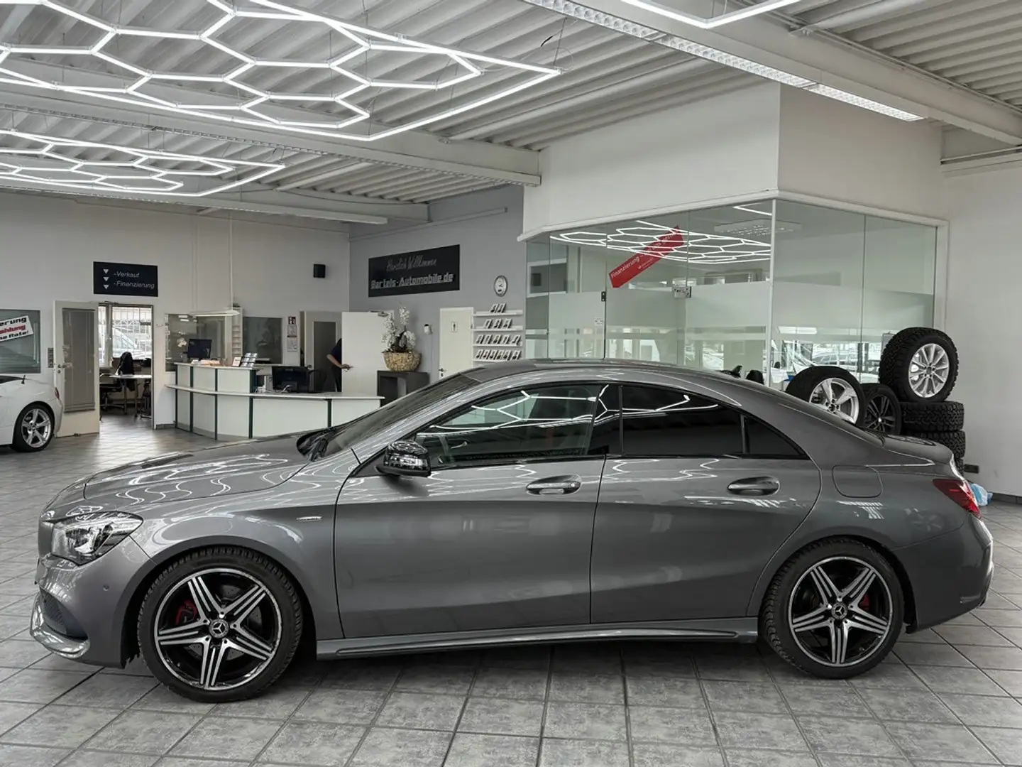 Mercedes-Benz CLA 250 4Matic AMG Line, LED, Leder, Navi, 7G Grau - 2