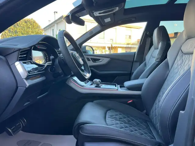 Audi Q8 view 8