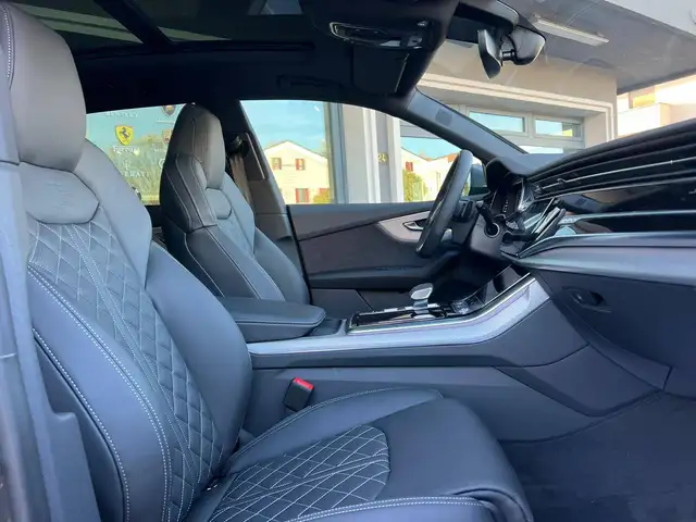 Audi Q8 view 9