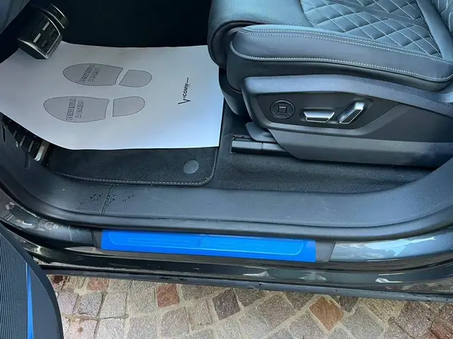 Audi Q8 view 11