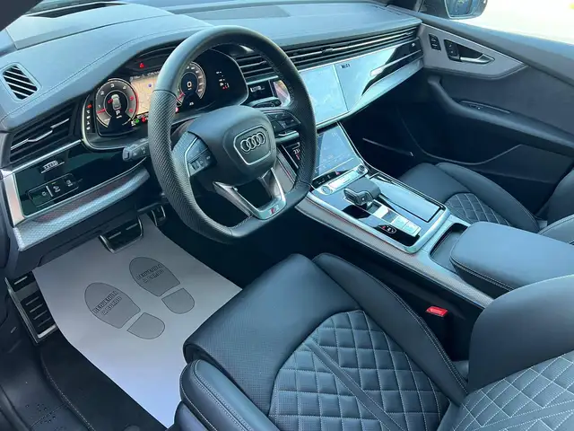 Audi Q8 view 7