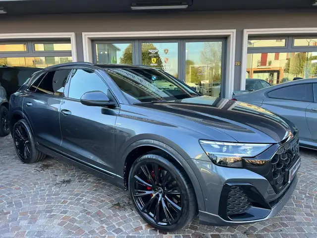 Audi Q8 view 4