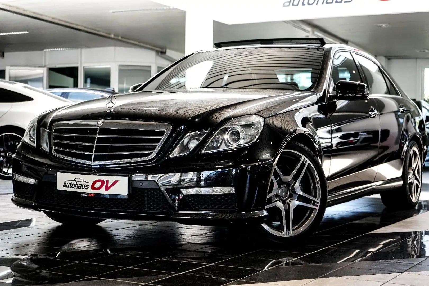 Mercedes-Benz E 63 AMG Performance*V8*Carbon*3xTV*Distro*Pano* Černá - 1