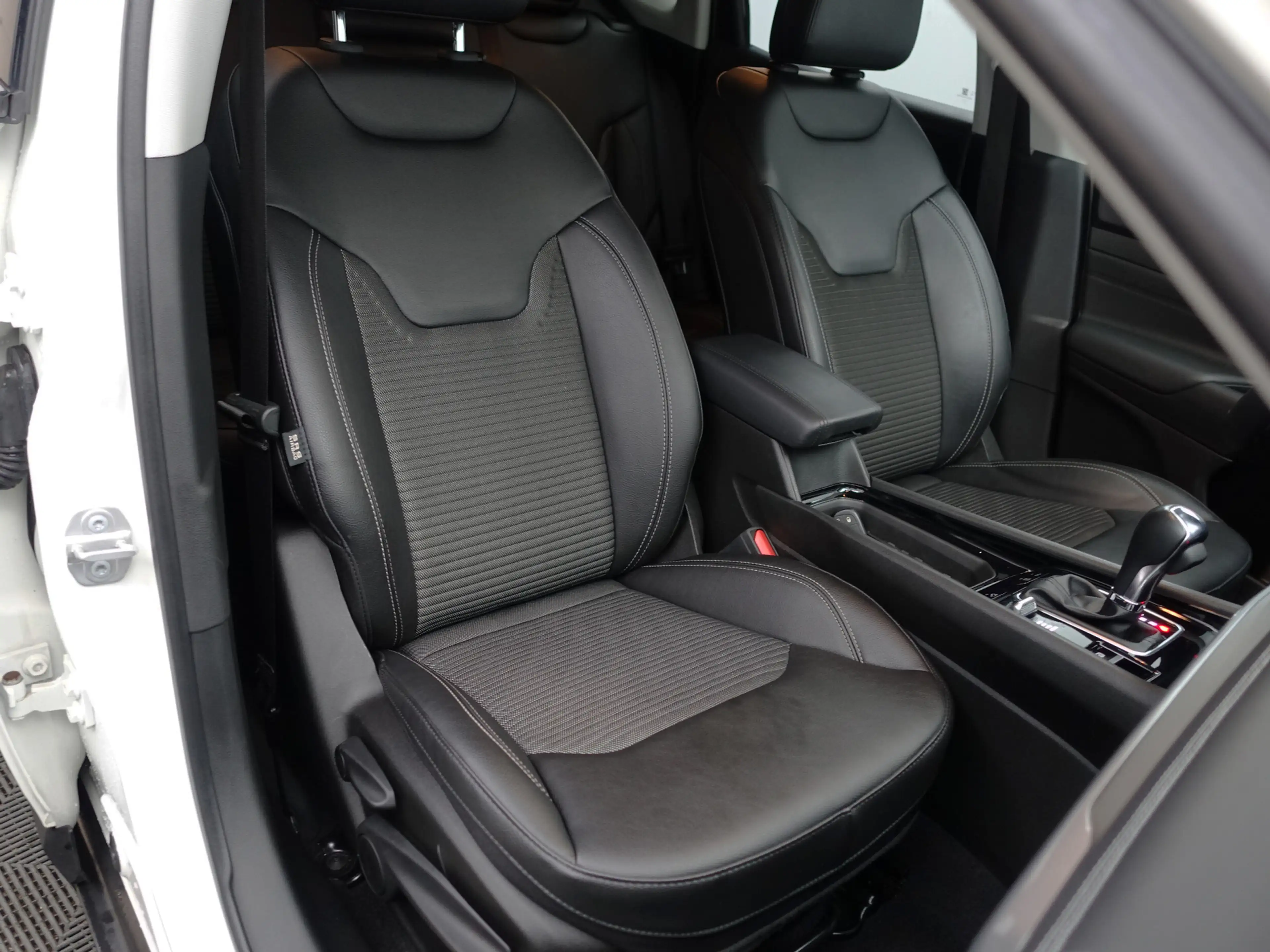 Jeep Compass 4xe 240 Plug-in Hybrid Electric Limited Aut- Dynam — photo 3