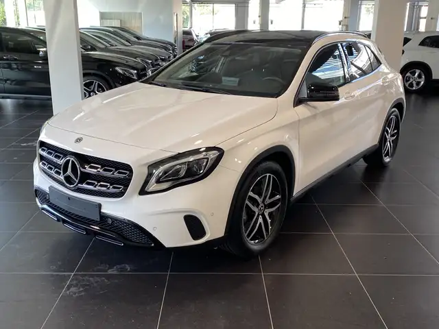 Mercedes-Benz GLA 180 Urban Panorama, Night Pack, Trekhaak, Achteruitrij