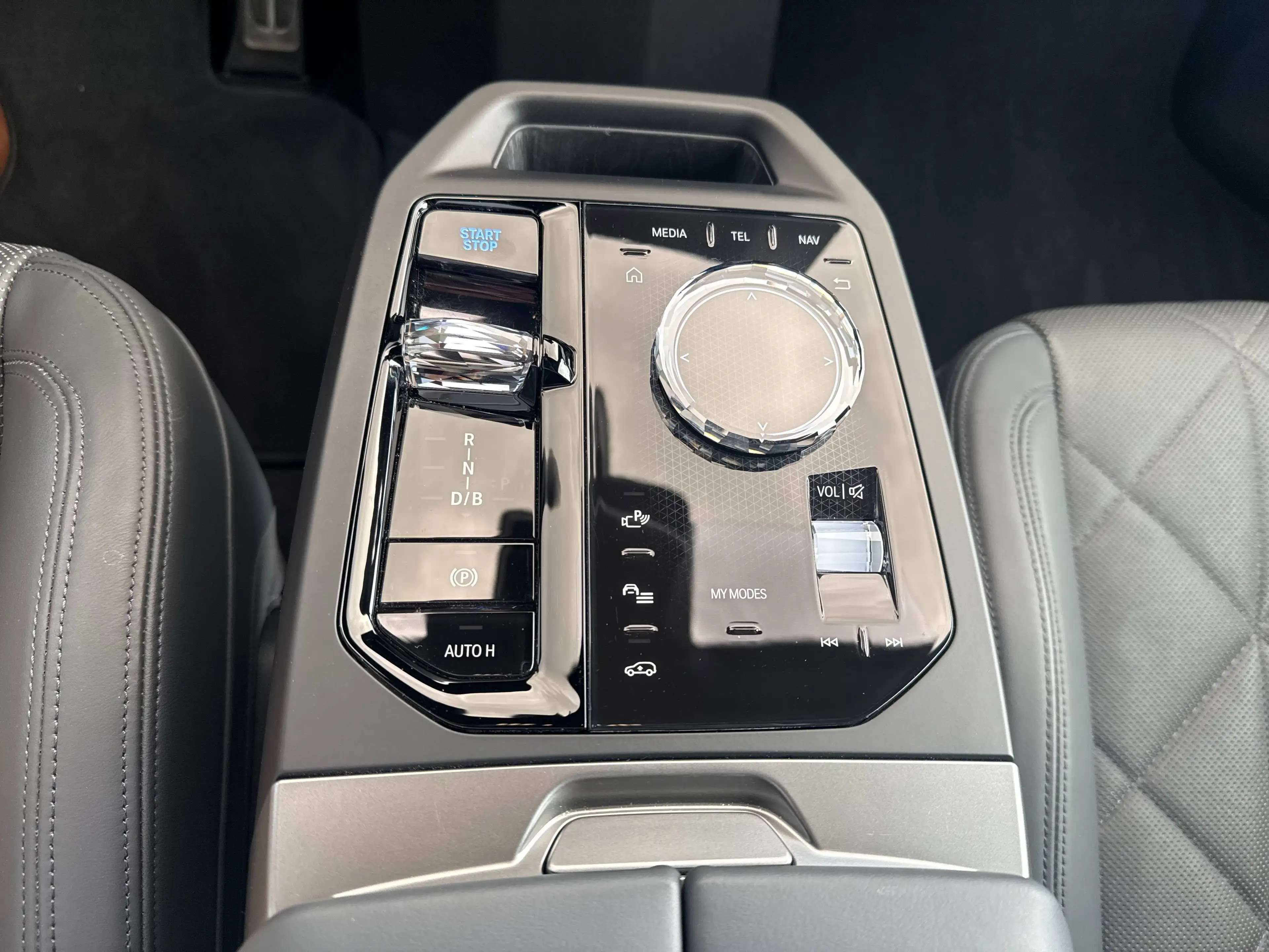 BMW iX iX 111.5 kWh xDrive60 — photo 10