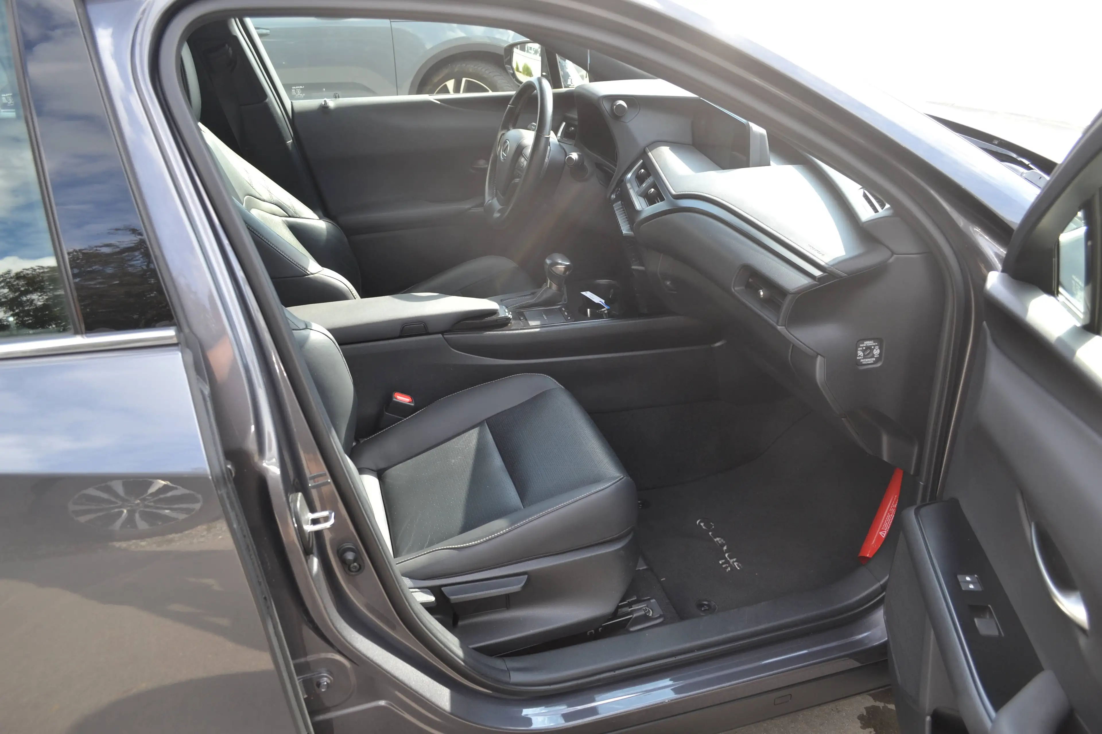 Lexus UX 250h LED/LEDER/NIEUWSTAAT — photo 26