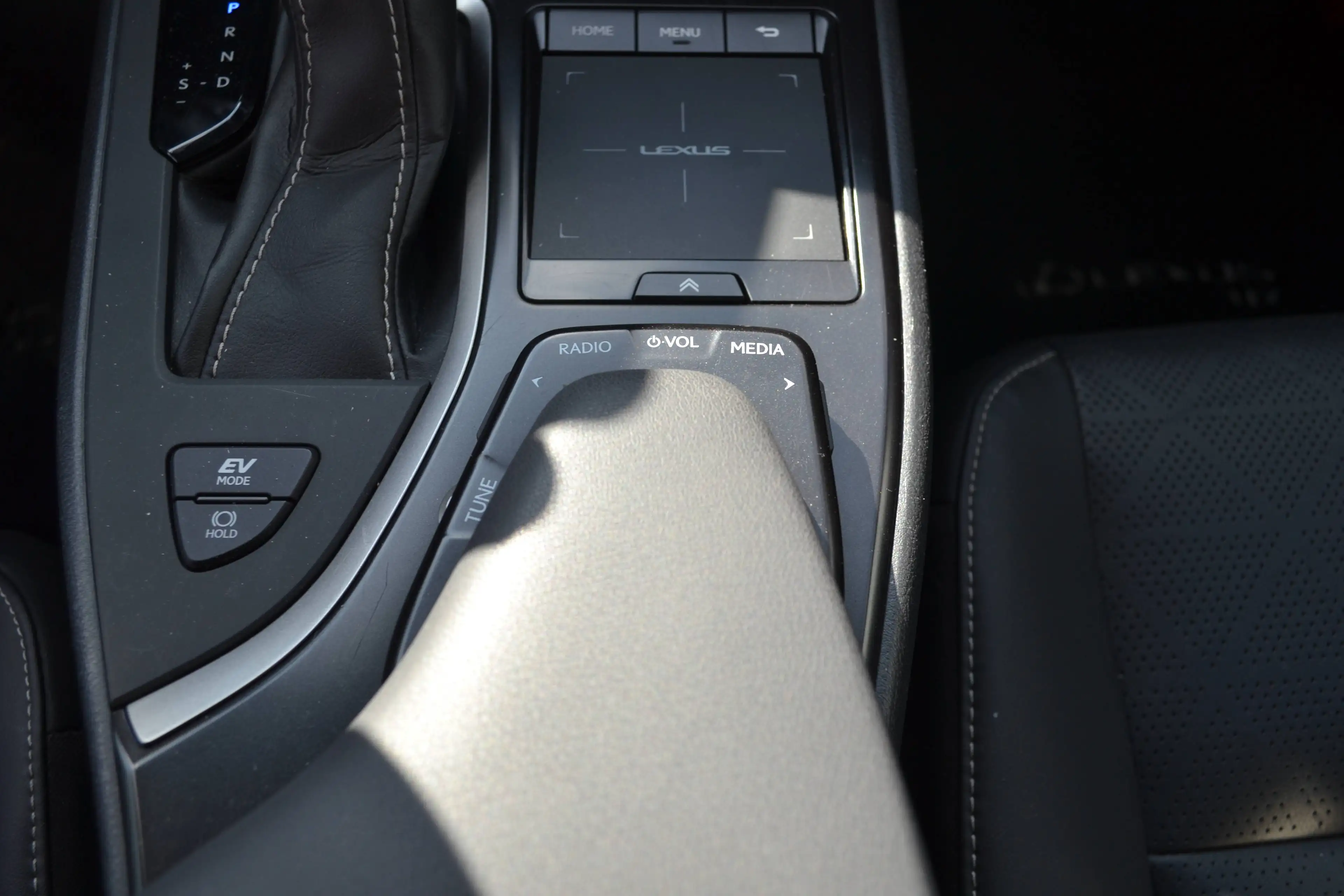 Lexus UX 250h LED/LEDER/NIEUWSTAAT — photo 16