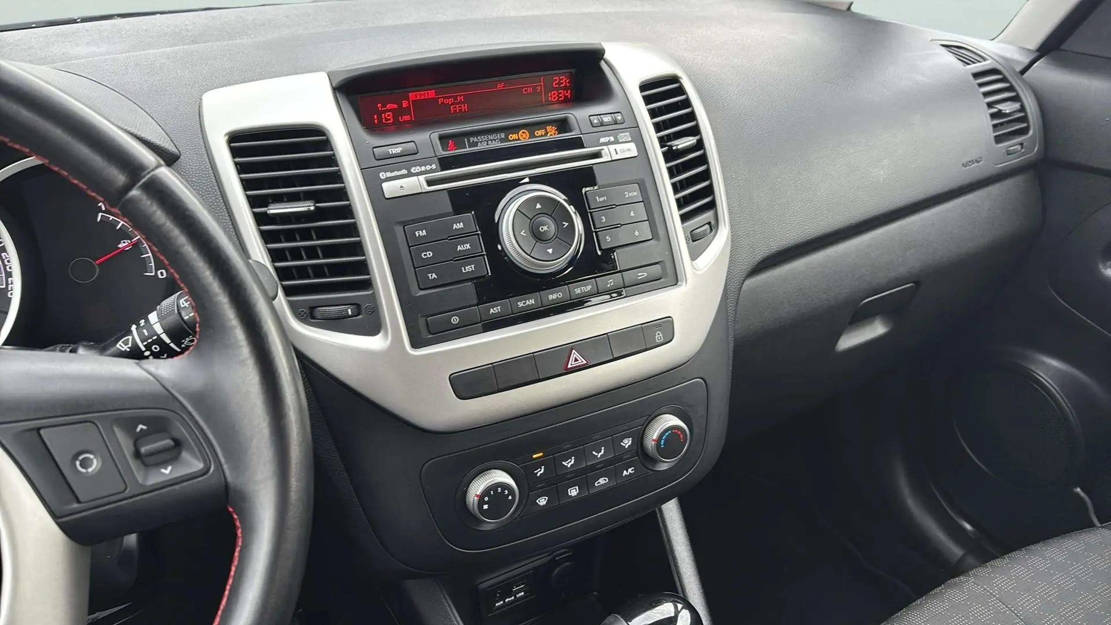Kia Venga Spirit*Automatik*1.Hand*HU/AU Neu*SHZ*USB*AUX*PDC* — photo 14