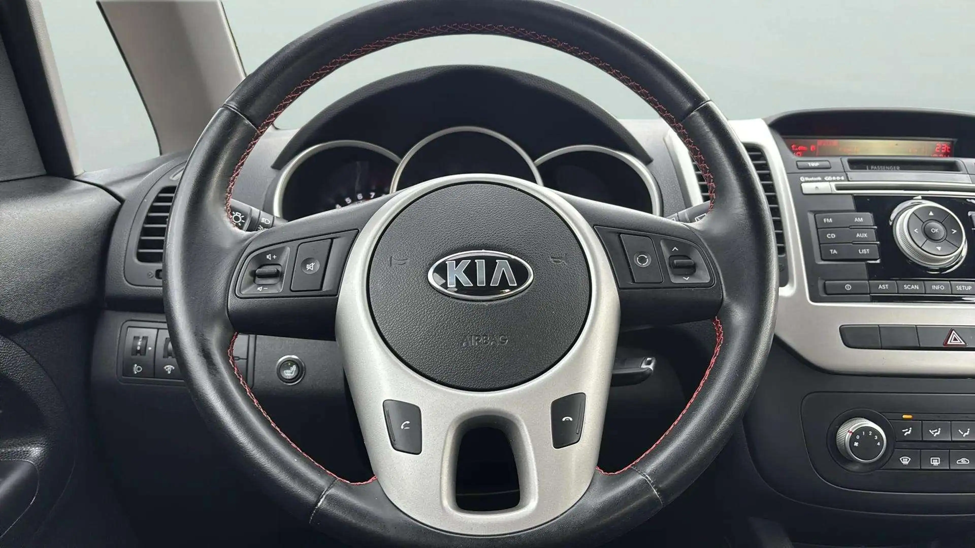 Kia Venga Spirit*Automatik*1.Hand*HU/AU Neu*SHZ*USB*AUX*PDC* — photo 10