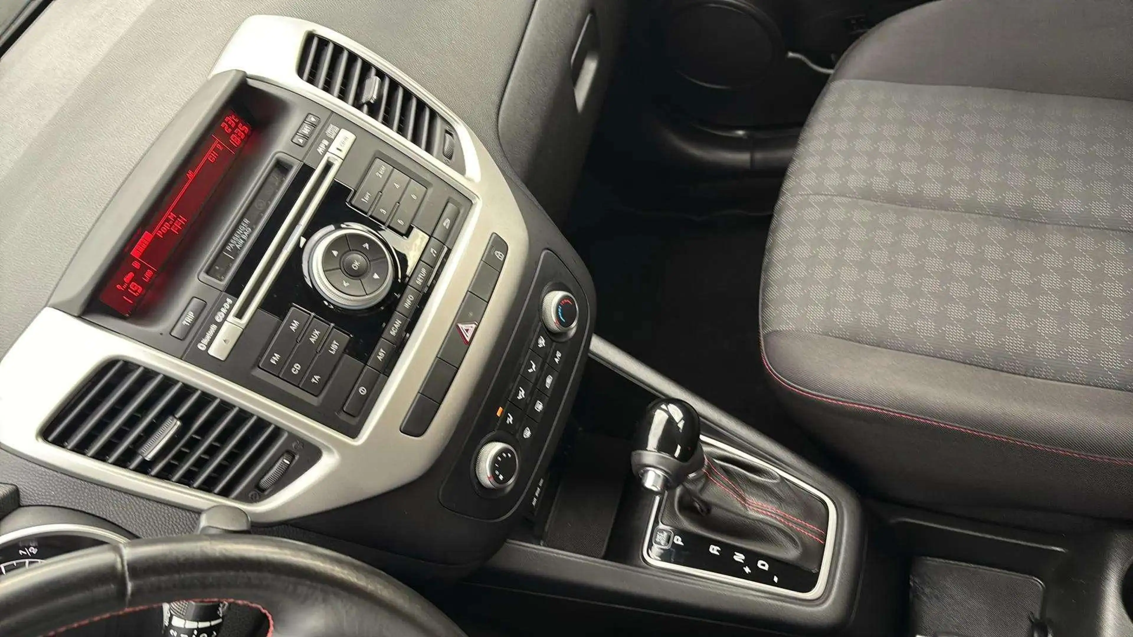 Kia Venga Spirit*Automatik*1.Hand*HU/AU Neu*SHZ*USB*AUX*PDC* — photo 15