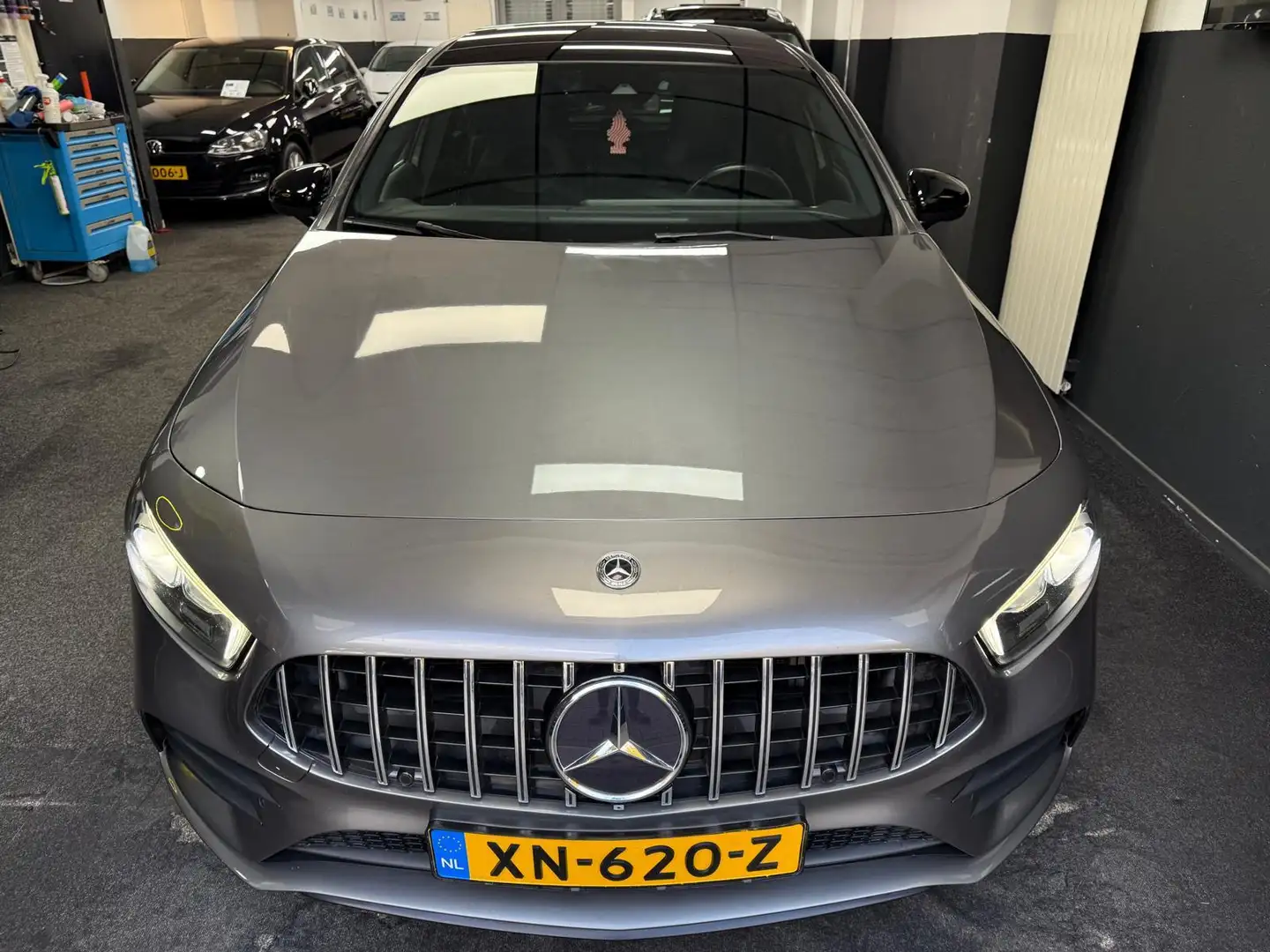 Mercedes-Benz A 180 Premium AMG-Line Grijs - 2