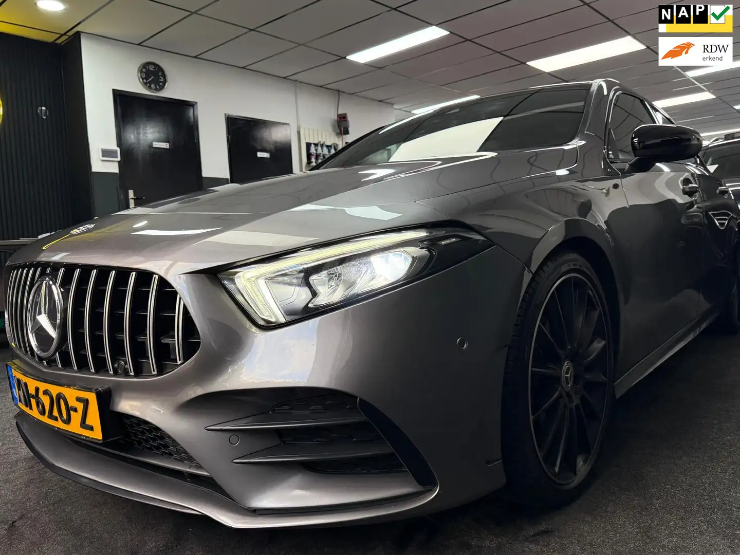 Mercedes-Benz A 180 Premium AMG-Line Grijs - 1