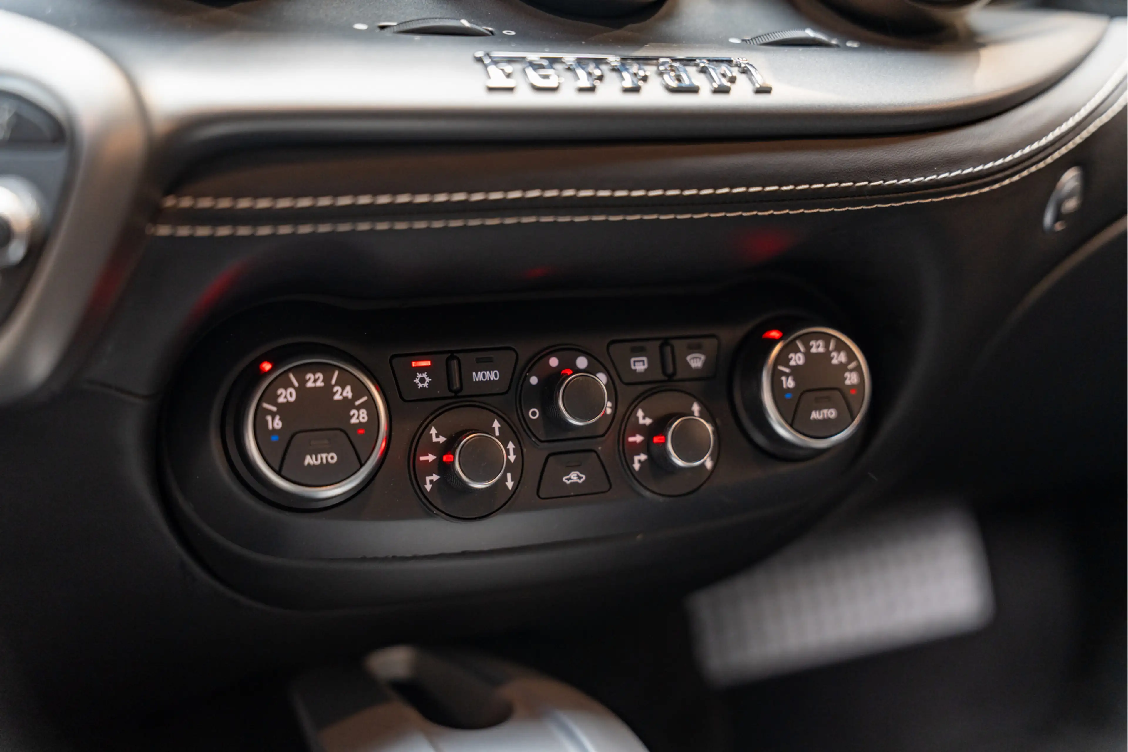 Ferrari F12 Berlinetta HELE FULL Dealer Maintenance 6.3 Berlin — photo 37
