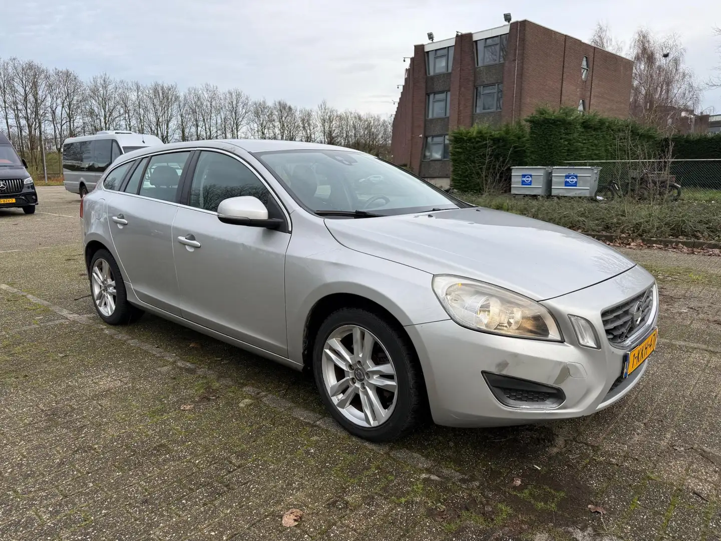 Volvo V60 1.6 D2 Momentum AUTOMAAT NW APK Cruise NAVI Grau - 2