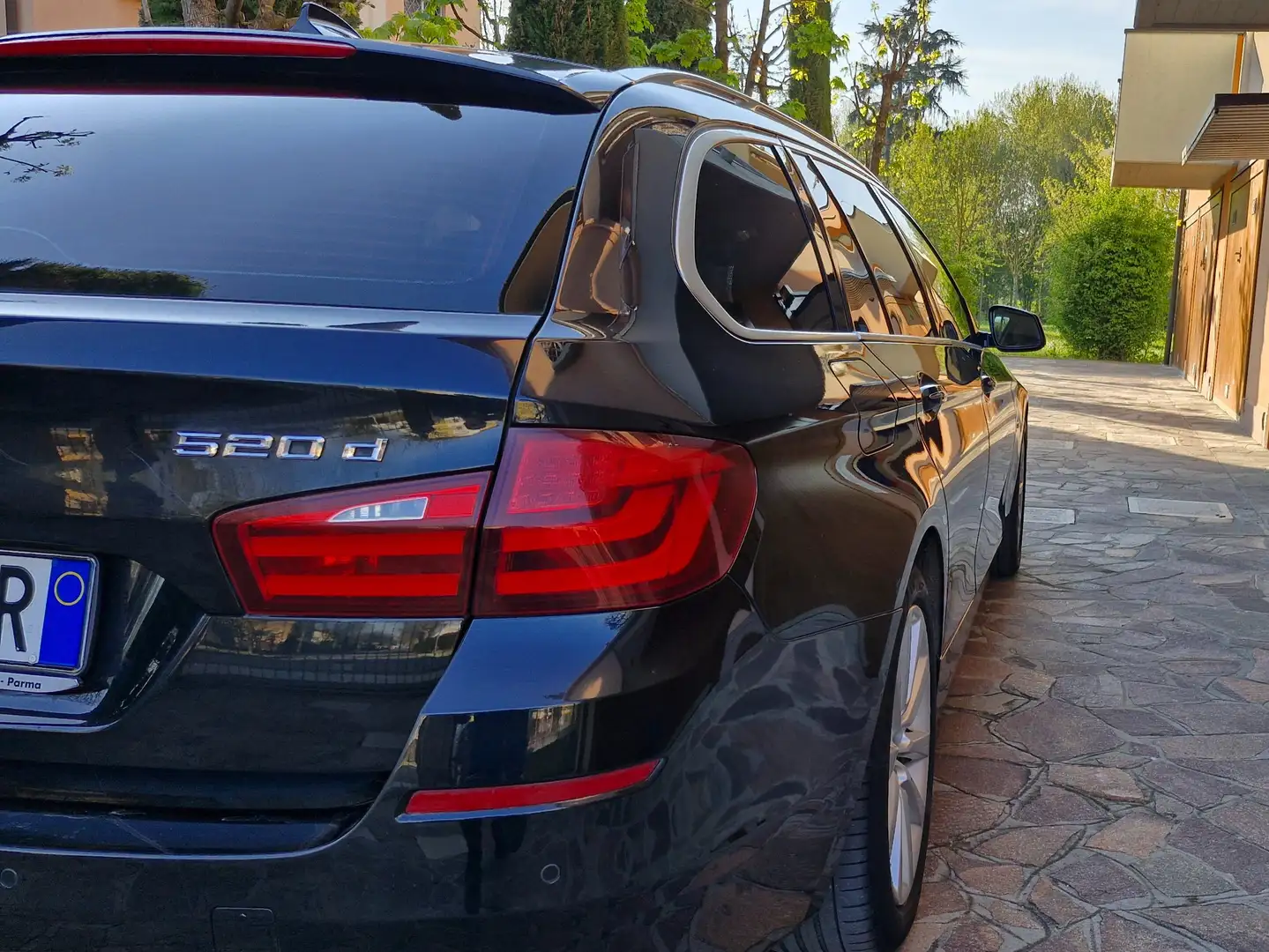 BMW 520 Serie 5 F11 Touring 520d Touring Futura Zwart - 1